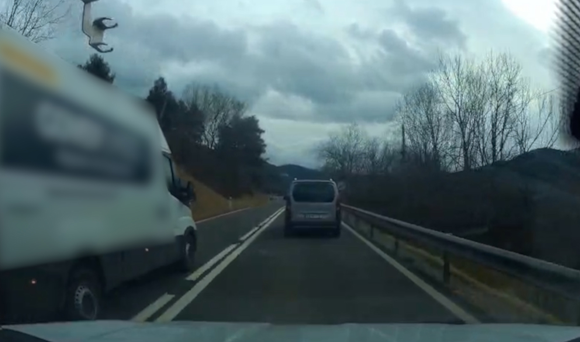 Investigado un conductor por adelantar a dos coches de forma temeraria ...